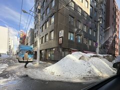 【札幌駅からホテル移動】

いやぁ...しかし、この残雪...タクシーの運ちゃんに聞いたところによると、今年は季節外れの大雪が先週降ったそう...