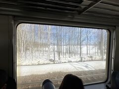 【新千歳空港から札幌駅へ（車窓）】

外の風景は...兎も角、北海道を意識させる光景...さ、寒そうだわ...

私が今住んでいるタイは、酷暑期...で、数泊していた横浜も結構、暖かくなっていた...で、いきなりこの残雪には...物凄く...ビビってしまう私...ぶるっ!!

そもそも雪自体を生で見るのも、何年ぶりであろうか...（前回、5年前に来た時は夏だったし...）