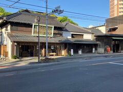 水戸街道　６番目の宿場町　取手宿。
道幅がかつての街道より広いと思われますが、所々に古い建物が残っています。
写真は、左から奈良漬の新六本店と君萬代（きみばんだい）で有名な田中酒造店。