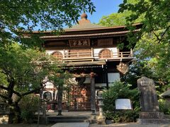 長禅寺三世堂。
階段の上り下りが一方通行で、堂内では参拝者が交差しないよう建てられた全国で５棟しか残っていない「さざえ堂」の一つですが、残念ながら一般公開はしていないようです。
