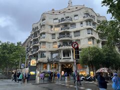 ホテルへの帰り際にカサ・ミラを見つつ・・・・