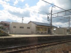 2024.03.09　岩国ゆき普通列車車内
再び東へ向けて歩みだす。防府を出ると車窓右手に周防灘が広がり、すぐに防波堤でさえぎられる（笑）。後は入り江が見え隠れ、その間にある富海駅はすっかり新しい駅舎になってしまった。