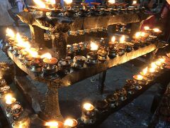 ダルバール広場は白熱球に照らされあまり幻想的ではありませんが、ハヌマン神の前で揺れる灯明が幻想的です。