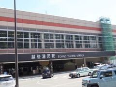 越後へは車で行きましたが、最初は腹ごしらえと、お酒を買いに越後湯沢駅へ