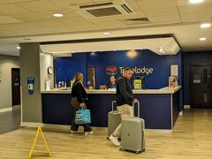 「Travelodge Gatwick Airport Central」にチェックイン