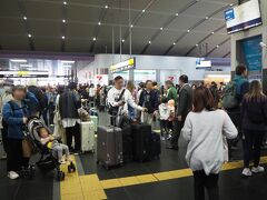 インバウンドでごった返す
スーツケースを何個も置いて通路をブロックされちゃったから(T_T)
この右側の改札口に行きたいんだけどなぁ
マナーどうなってんのかしら？