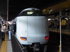 お隣31番線には特急きのさき5号城崎温泉行き
まだドア開いてなかったけど、インバウンドさんがたくさん並んでました。
みんな温泉行くのかな？
福知山で乗り継いで天橋立かな？

