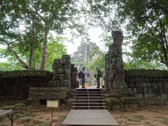 特徴的なピラミッド（的な建物）が見えてきました！
手前の旅行者達の映り込み方がなんかポスターっぽい