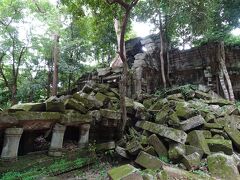 しばらく歩いてベンメリア遺跡の内部に到着
「打ち捨てられた寺院」という意味では前日のタ・プロームに似ているけど、樹木に侵略された建物を積極的にフォトスポットとして押し出しているタ・プロームと違い、こちらは保全を最低限にとどめ崩壊状態をそのまま残しながら展示しているような感じ