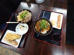 お昼はうどん。
雨の日だったので、ちくわ一本サービス。
学習塾が多いエリア。雨でも地元の人多く来るお店のよう。
