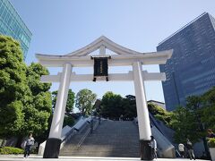 リッツ・カールトン東京に車をとめてまずやってきたのは、こちら
日枝神社です
なかなか都心の神社仏閣にお参りすることはないので
車から眺めるだけって感じで

