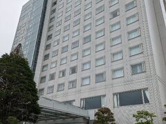 徳島に戻りホテルにチェックイン。県庁のそばの徳島グランビリオホテルです。土地勘なく2泊で1万2千円と安く部屋も快適ですが駅から遠いのが難点です。