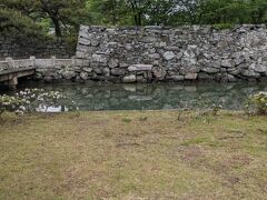 ホテルから徒歩10分で徳島城址です。石垣が雨の時は色が変わります