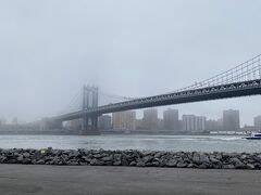 ブルックリン橋を渡ろうにも、こんなに霧がかっていたので霧が引くまで少し待つことに。外で時間をつぶすには寒い。