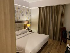 無事にピックアップしてもらってホテルに到着。このとき、すでに20:00過ぎていました。なお、翌日の朝早いフライトにしましたので空港近くのホテルに宿泊しました。
宿泊したホテルは「Orchardz Hotel Bandara」です。