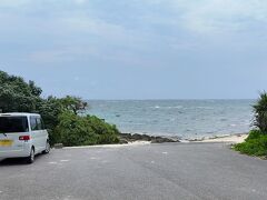 ムスヌン浜に近い長崎浜。海岸線に出ると車を数台ほど停められる場所がありました。看板や標識はありませんがGoogle Mapでたどり着けます。