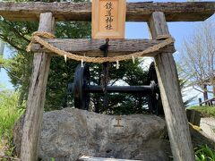「JR最高地点を愛する会」という有志の会が建立したという鉄道神社。
御神体はレール、神社のシンボルは車輪という鉄道愛あふれる神社。