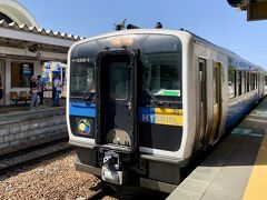 13:53 野辺山駅発
野辺山駅を出発し一駅先の清里へ向かいます。
車両は世界で初めて営業用として投入されたハイブリッド式の鉄道車両であるキハE200形。
観光バスツアーの団体と同じ電車になったのですが、野辺山駅前でバスを降り同じように一駅で電車を降り清里からバスに乗って行くというスケジュールになっていました。