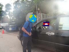 参加者は自分一人だけ。朝にこちらのホテルまで迎えに来てくれた車に乗り込みチャーターツアースタート！
逆に同行者がいる場合は、参加費が下がる代わりに日本人宿の方に自分から出向かなきゃいけなくなるそうです。一長一短ですね

（出発直前までエアコンでキンキンに冷やした部屋でカメラを充電してしまったせいで、外に出た途端レンズがものすごい結露しました。見づらくてすみません。）