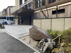 食事のあとはホテルへ直行です。
こちらのホテルは、EVの急速充電も200V充電も可能です。