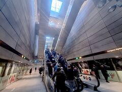 自動運転の地下鉄に乗りホテルの最寄駅Kongens Nytorvへ。何か見覚えのある駅。私の地元の駅にそっくり、壁の色とか長いエスカレータとか。地球一周してたどり着いたのが地元そっくりの駅です。まあ最近のデザインは世界共通ですから。