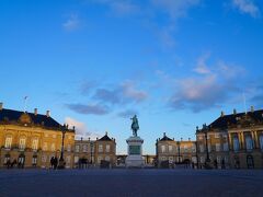 着いたのは夕方ですが、少し散歩します。ここはデンマーク王室のアマリエンボー宮殿 Amalienborg。私やオージーがデンマークでまず思い浮かべるのは、ここに住むメアリー王妃。メアリー王妃はオーストラリアの田舎タスマニア出身で、シドニーで偶然皇太子にナンパされて求婚されて王妃になってしまうという現代版シンデレラストーリー。メアリー王妃は今ではデンマーク国民にも支持されて、2024年1月に世代交代で王妃となりました。ここには明日の兵隊交代でまた来てみます。