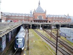 午後にはコペンハーゲン中央駅から、どこか郊外へ行こうとします。