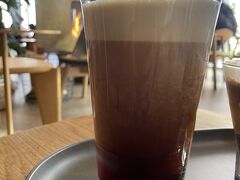 美術館の後はStarbacks reserve Roasteryへ。4F建てが全てスタバで上の階にはアルコールもあります。

nitro cold brewというアメリカ発のコーヒーを注文。見た目は良い感じですが個人的には少し薄く感じました。

ショップには限定商品も多く、シカゴ限定のマグカップを購入。