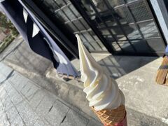 中心街に戻り、ソフトクリームのハシゴをしました。

一軒目の名物とうふはせがわ屋の豆乳ソフトクリームは、豆の味をしっかりと感じるヘルシーなソフトクリームです。
