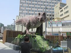 福井駅の恐竜たちを見て、そろそろ昼食を取りに移動。