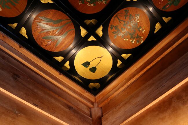 四隅に双葉葵<br /><br />拝観料２００円でした。