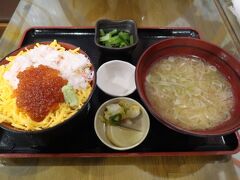 食べたいと言った蟹をまず食べておこうと、相方はかにいくら丼。
