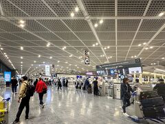 4月27日 土曜 早朝
始発の電車でやってきた成田空港T1
7時まであと15分

なんと保安検査がまだ開いてなくて
行列作ってた

成田だと国際線は7時から開くらしい
知んかったー