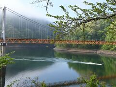 金曜日の21時に福井県に行くことを決定し、22時発で車で向かって、早朝に岐阜あたりにつきました。
岐阜からは山道を走ります。
岐阜県の丸山ダムあたりの朝は爽やか！