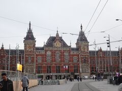 朝のアムステルダム中央駅