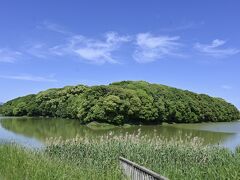 　　　　　　　　　　巨大な前方後円墳