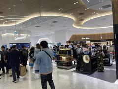 関空第一ターミナルにつきました。
エティハド航空のカウンターはエコノミーはもちろん、ビジネスクラスも結構並んでました。ビジネスクラスのほうは時間のかかる家族連れが一組いたからなんだけど。

とにかく激混み～。ほとんど外国人なんだけど。
ウォークスルー形式になった免税店のレジは「最後尾」の札をもった係員がいるほどの混みよう。
KIX-ITMカードの提示で3%引き。（以前は5%だったのに）
事前予約でも3％引きだから、前もって予約しておいて受け取りカウンターを使うのがスムーズかもしれません。