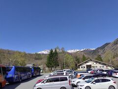 乗鞍観光センターから乗鞍岳を望む。