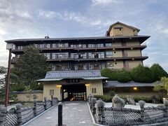 古泉閣
金泉の源泉かけ流しの宿