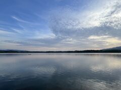 夕暮れの加茂湖。とても静かです。