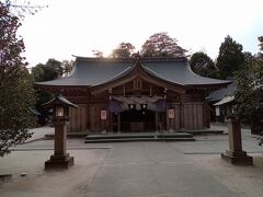 拝殿

夕焼けの太陽をバックに後光が差してるようにみえます。なんだかひと際ありがたい.｡.:*☆
