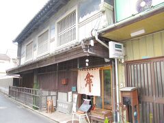 旧鈴木家住宅主屋
松山市三津1丁目174他
1919（大正8）～1926（大正15）年築
木造2階建、瓦葺
国登録有形文化財（建造物）

こちらは2階軒まで塗込めになっていて、格子窓が目を引きますね