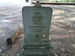 トゥクトゥクを飛ばしてもらい、5分少々でアンコールトムの中心、バイヨン寺院の入り口に到着です。
