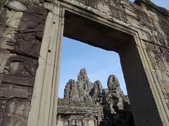 窓？扉？の隙間から見る頂上の四面像
イッテＱのスタジオセットにもモチーフが使われてるやつ