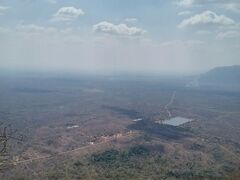 絶景を見ながらしばらく休んで、下山しました。正味２時間。
プレアヴィヒア寺院見学は、登りと階段と暑さで、思ったより疲れましたが、帰り道に冷房の効いた車の中で休めました。
遠くまで足を伸ばしてよかったです。

プレアヴィヒア寺院から一気にシェムリアップのホテルに。18：00頃帰着しました。