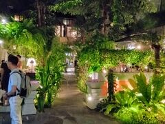 そのあと、夕飯へ。
現地で偶然会った知人仲間とクメール料理のChanrey Tree Restaurantで待ち合わせ。