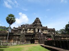 バイヨンから数百メートルのところに建っているバプーオン

コーケー以来のピラミッド型で今はちんまりとしてますが、かつてはバイヨンよりも高くそびえていたという説もあるとか