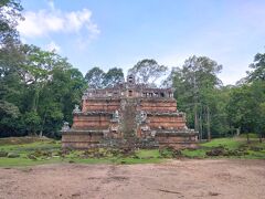 ピミアナカスと呼ばれる寺院の跡へ。ここは王族の且つ限られた人間しか立ち入りが許されない特殊な儀式の場だったそうで、今は土台だけが残っている状態とのこと。