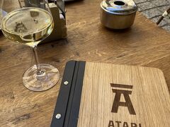 その前にある ATARI というバルでランチ。
バルコニー席を事前にネットで予約しておきました。

チャコリというバスク地方で有名な微発砲ワインで乾杯♪