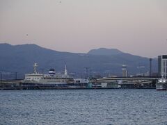 さらにてくてく。。。
向こうに青函連絡船、摩周丸が見えます。そう言えば函館の主だった観光地はほとんど行ったことがあるけれど、摩周丸は行ったことないなぁ。